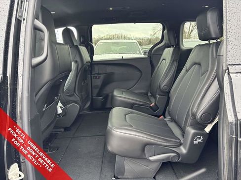 New 2026 Chrysler Pacifica Select image 4