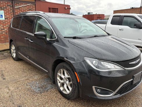 Used 2018 Chrysler Pacifica Touring-L w/ Tire & Wheel Group FWD image 3