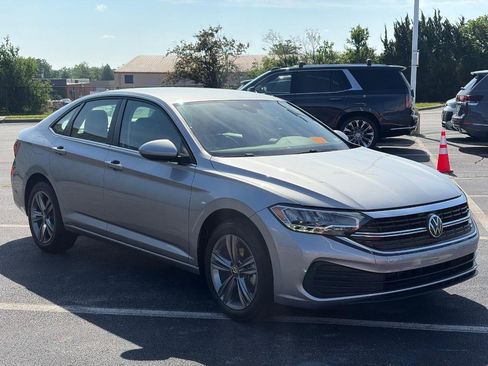 Certified 2024 Volkswagen Jetta SE FWD image 3