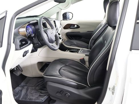 Used 2023 Chrysler Pacifica Limited FWD image 36