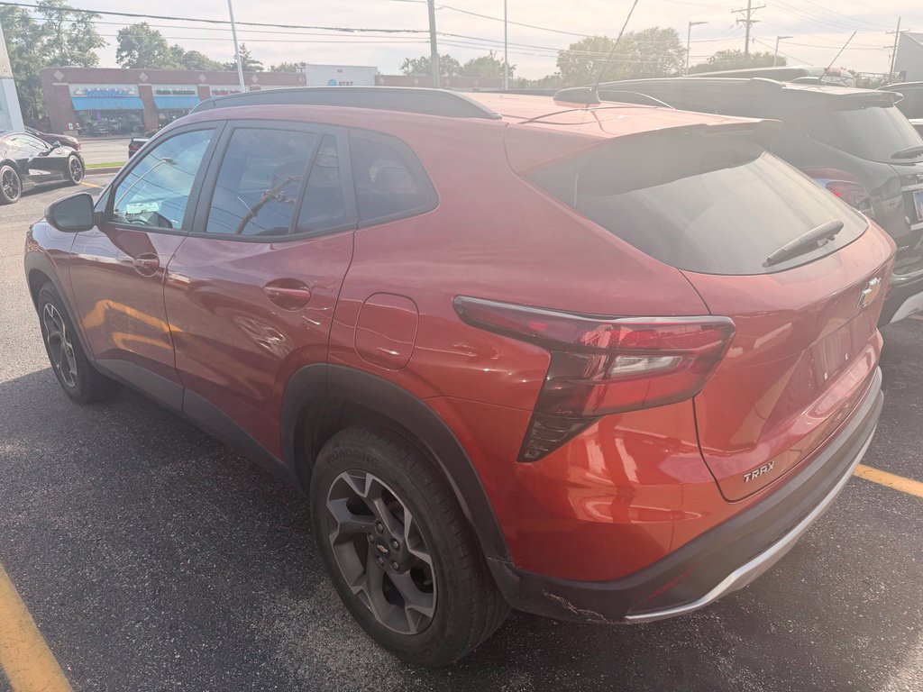 Used 2024 Chevrolet Trax LT w/ LT Convenience Package FWD image 8