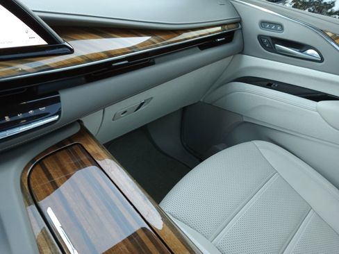 Used 2024 Cadillac Escalade Sport Platinum w/ LPO, ONYX Package image 18