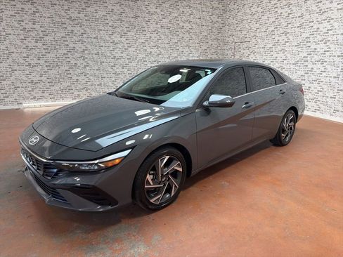 Used 2025 Hyundai Elantra SEL FWD image 3