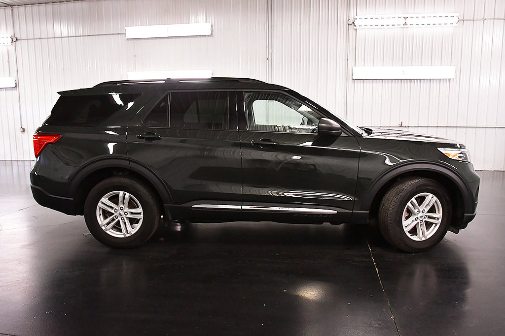 Used 2024 Ford Explorer XLT w/ Equipment Group 202A AWD/4WD image 9