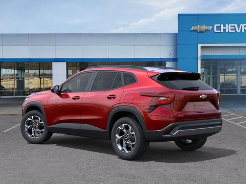 New 2026 Chevrolet Trax LT w/ LT Convenience Package FWD image 3