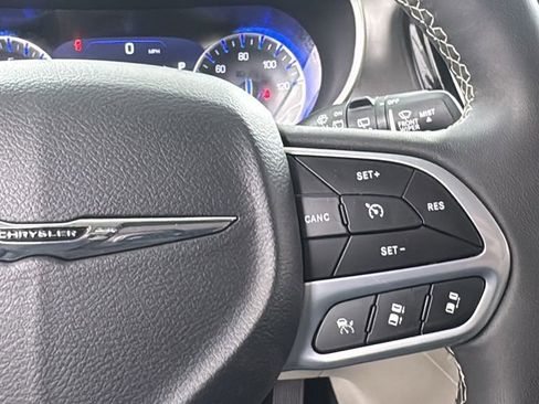 Used 2024 Chrysler Pacifica Touring-L image 25