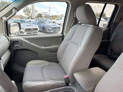 Used 2016 Nissan Frontier SV image 15