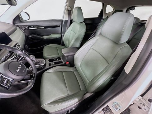 Certified 2025 Kia Seltos SX w/ SX Sunroof Package image 28