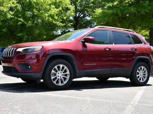 Used 2019 Jeep Cherokee Latitude w/ Cold Weather Group AWD/4WD image 3