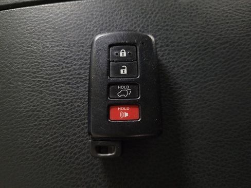 Used 2017 Toyota Highlander XLE image 32