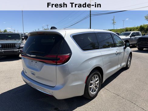 Certified 2024 Chrysler Pacifica Touring-L FWD image 11