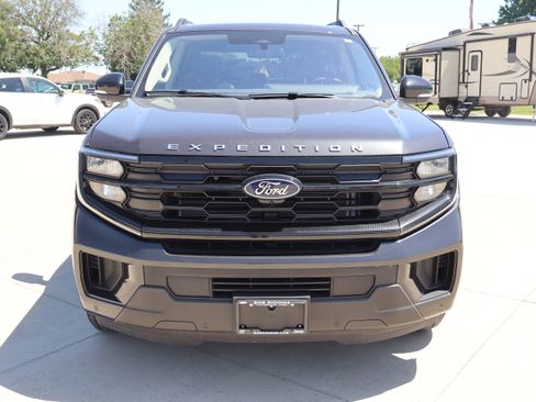 Used 2025 Ford Expedition Active AWD/4WD image 2