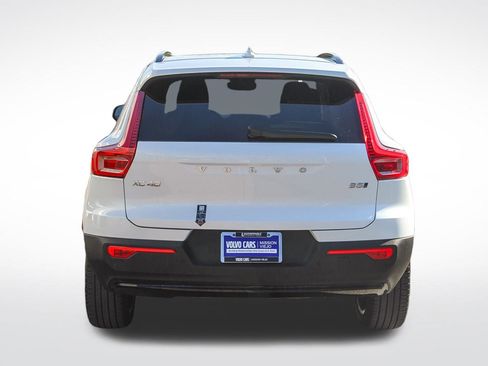 Used 2025 Volvo XC40 B5 Plus image 8
