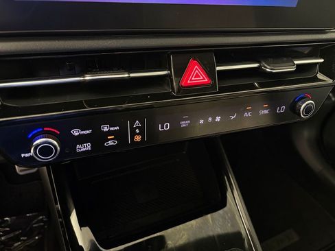 Used 2023 Kia Niro SX Touring FWD image 26