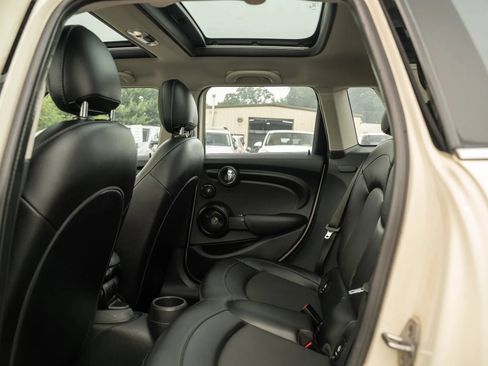 Used 2018 MINI Cooper 4-Door Hardtop w/ Premium Package FWD image 8