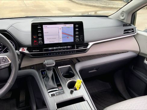 Used 2024 Toyota Sienna Limited image 6
