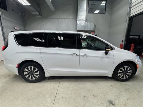 Used 2024 Chrysler Pacifica Select image 8