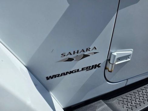Used 2018 Jeep Wrangler Sahara w/ Connectivity Group AWD/4WD image 11
