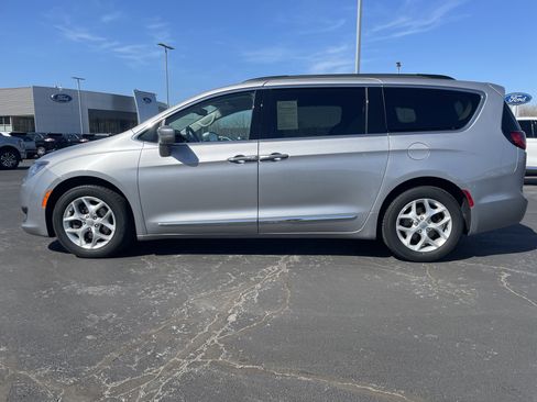 Used 2017 Chrysler Pacifica Touring-L w/ Tire & Wheel Group image 2
