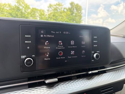 Used 2024 Kia Carnival LX FWD image 30
