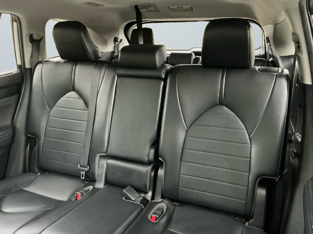 Used 2021 Toyota Highlander XLE AWD/4WD image 14