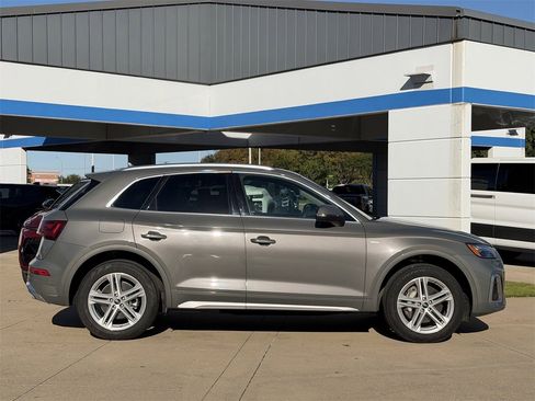 Used 2023 Audi Q5 e Premium Plus w/ Premium Plus Package image 3