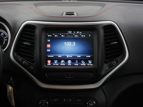 Used 2016 Jeep Cherokee Trailhawk w/ Cold Weather Group AWD/4WD image 15