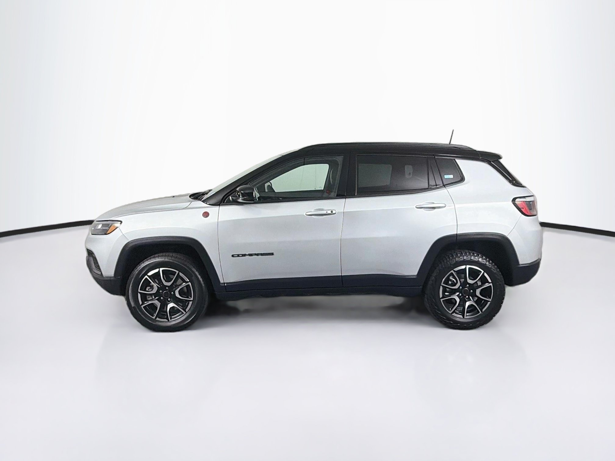 Used 2025 Jeep Compass Trailhawk AWD/4WD image 4