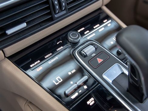 Used 2020 Porsche Cayenne image 38