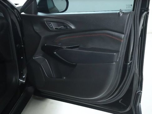 Used 2025 Chevrolet Trax RS w/ Sunroof Package FWD image 33