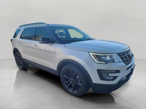 Used 2017 Ford Explorer XLT w/ Equipment Group 202A AWD/4WD image 3