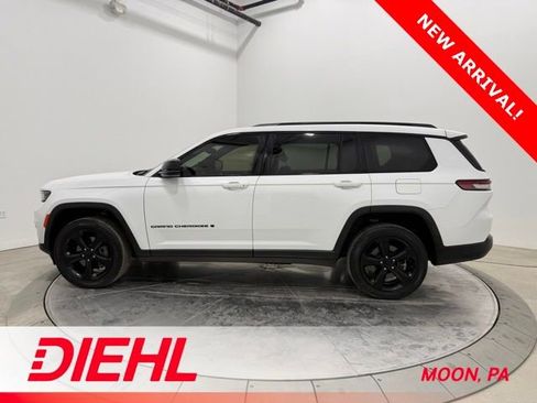 Used 2022 Jeep Grand Cherokee L Laredo image 4