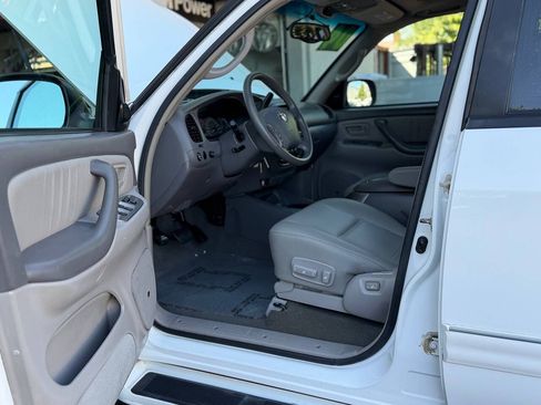 Used 2004 Toyota Sequoia Limited RWD image 2
