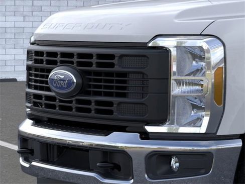New 2026 Ford F250 XL w/ XL Chrome Package image 17