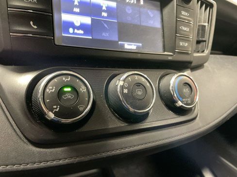 Used 2018 Toyota RAV4 LE FWD image 20