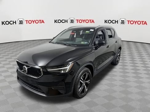 Used 2023 Volvo XC40 B5 Core image 3