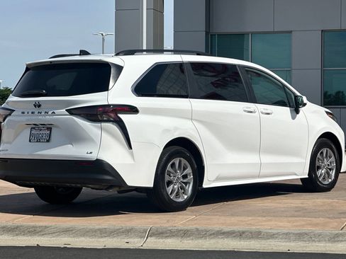 Used 2025 Toyota Sienna LE AWD/4WD image 4