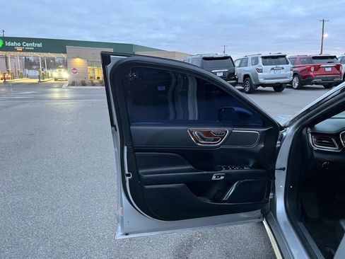 Used 2018 Lincoln Continental Premiere image 23