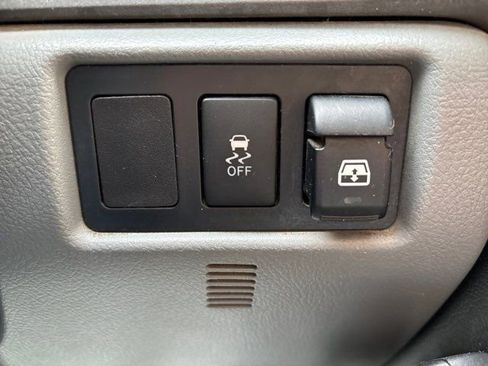 Used 2010 Toyota Tundra 4x4 CrewMax image 31