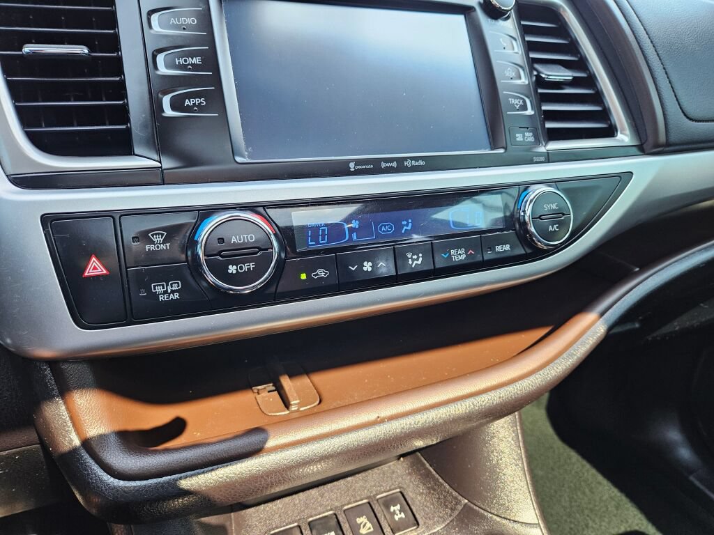 Used 2019 Toyota Highlander XLE AWD/4WD image 27