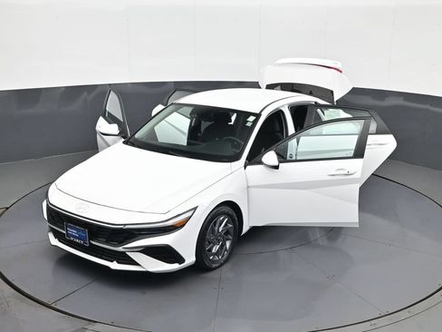 Certified 2024 Hyundai Elantra SEL FWD image 31