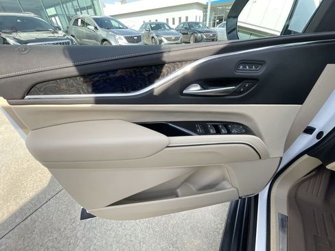 Used 2024 Cadillac Escalade ESV Premium Luxury AWD/4WD image 22