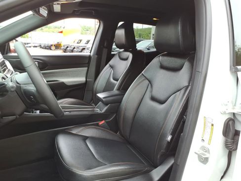 Certified 2024 Jeep Compass Latitude w/ Sun and Sound Group AWD/4WD image 8