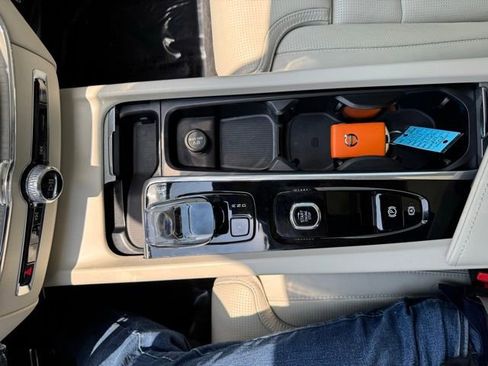 Used 2024 Volvo XC60 B5 Ultimate image 32