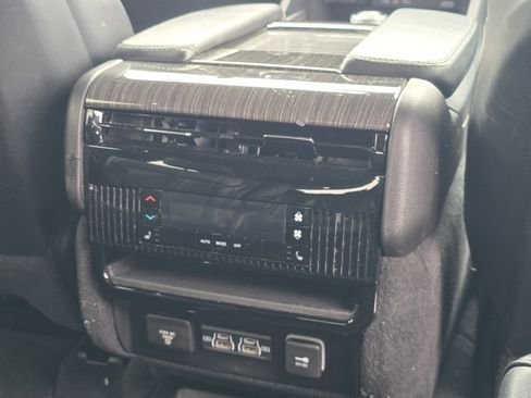 Used 2022 Jeep Wagoneer Series III w/ Flexible Seating Group image 23