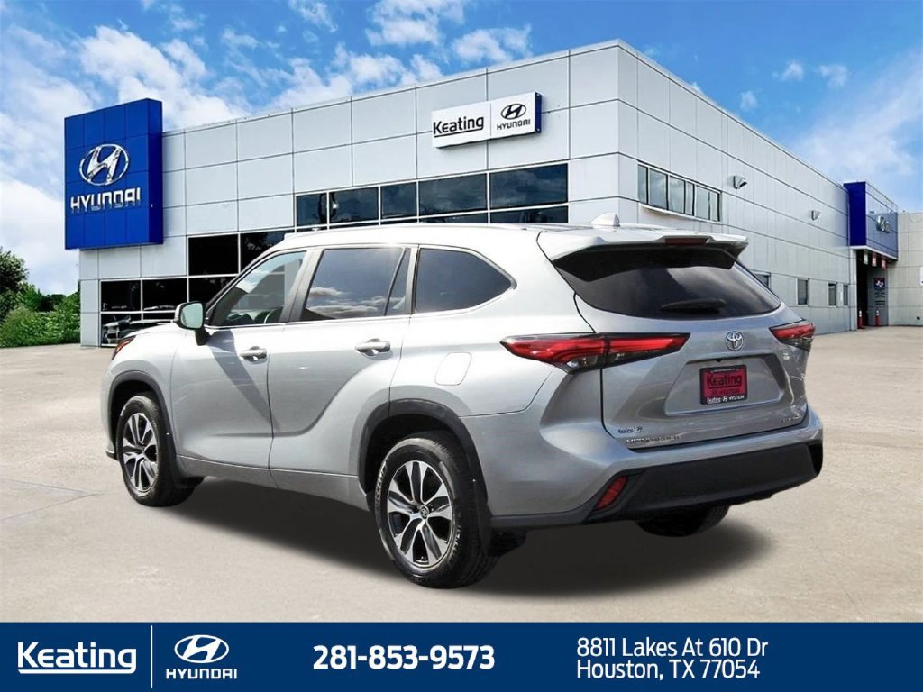 Used 2023 Toyota Highlander XLE AWD/4WD image 7