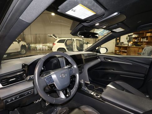 Used 2025 Toyota Camry SE image 9