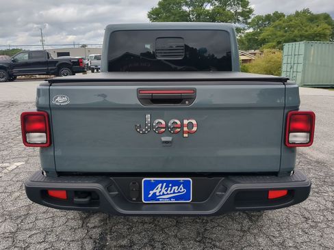 Used 2024 Jeep Gladiator Sport AWD/4WD image 4