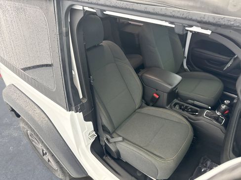 Used 2025 Jeep Wrangler Sport AWD/4WD image 16
