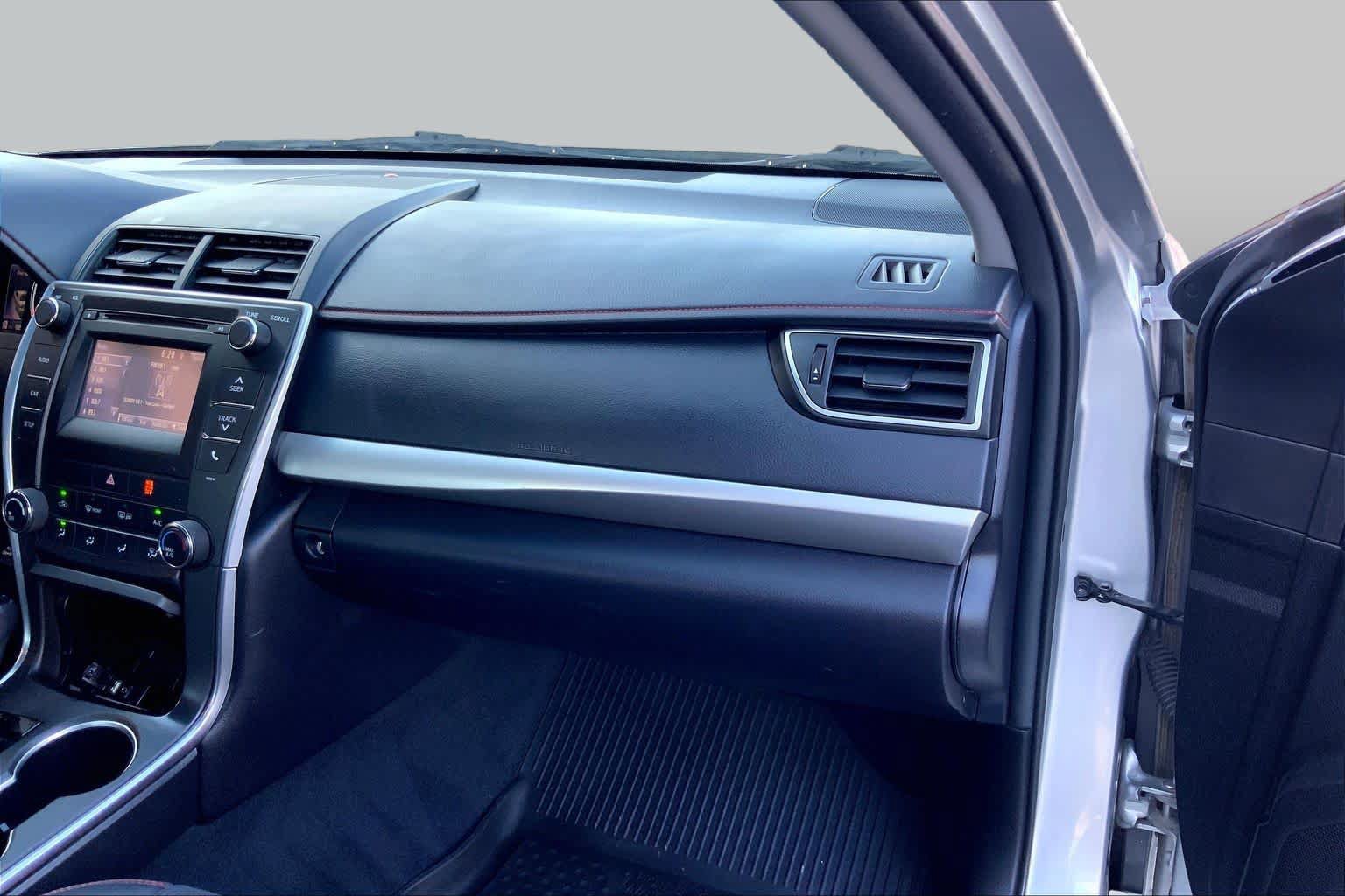 Used 2016 Toyota Camry SE FWD image 19
